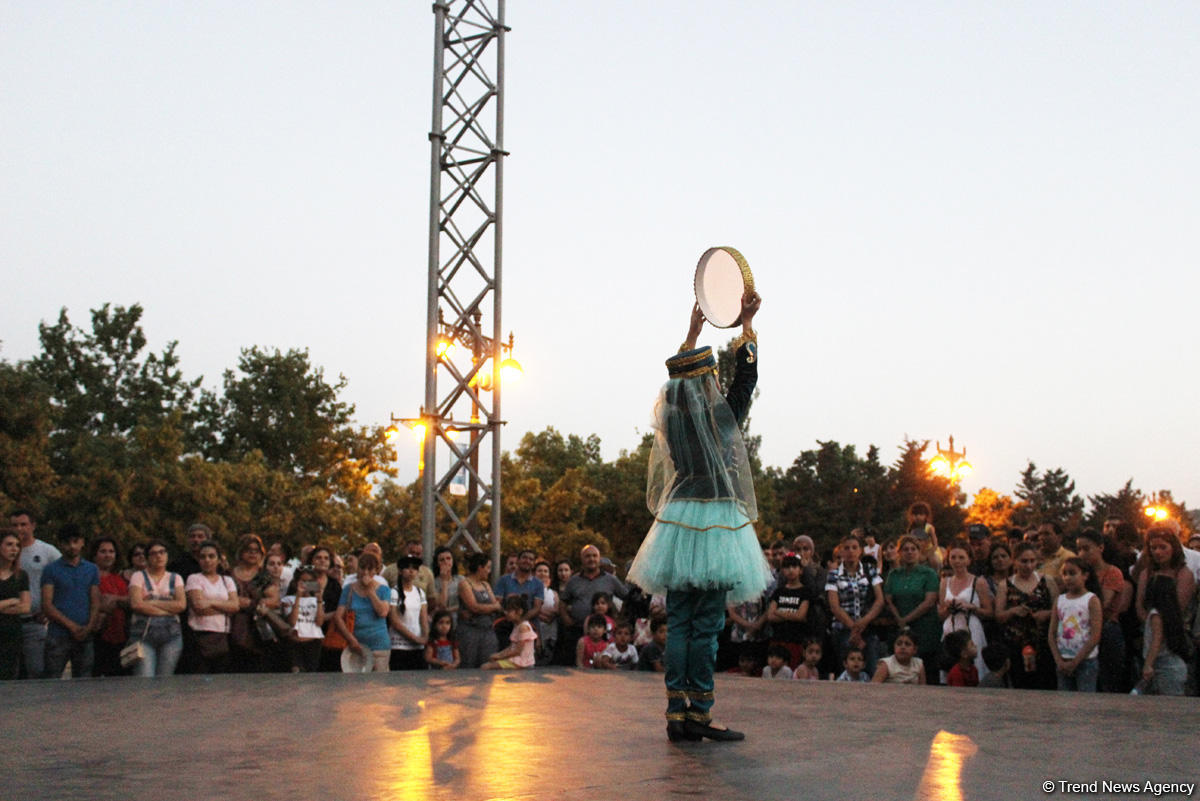 Жаркое лето Бакинского бульвара – танцы и песни народов мира (ФОТО)