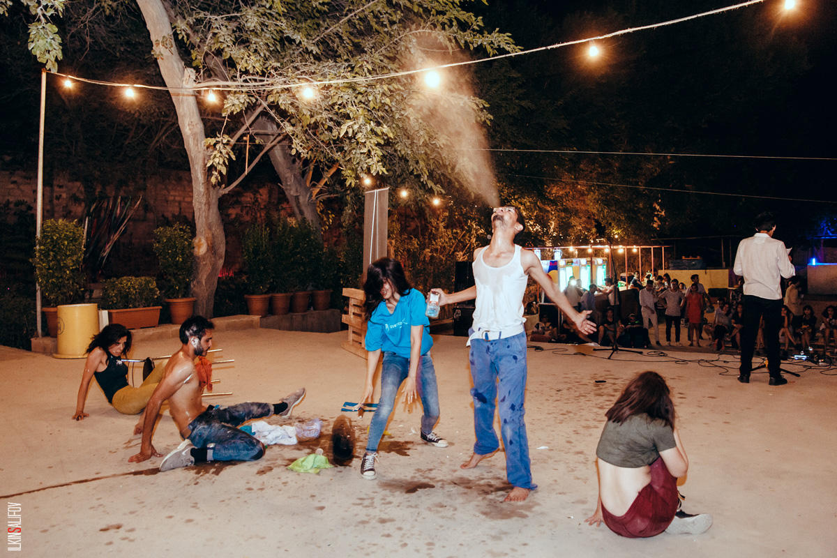 У азербайджанских актеров под открытым небом произошло лунное затмение (ФОТО)