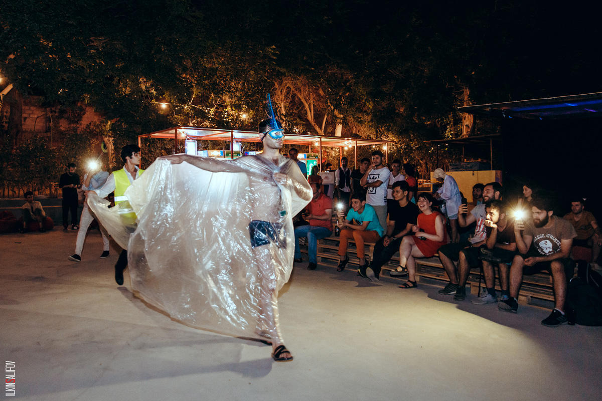 У азербайджанских актеров под открытым небом произошло лунное затмение (ФОТО)