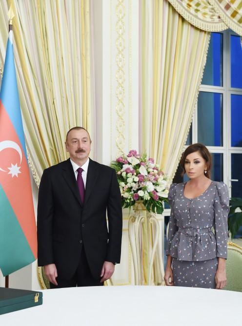 Президент Ильхам Алиев и Первая леди Мехрибан Алиева награждены орденом «За заслуги» Кавалер Большого креста  (ФОТО)