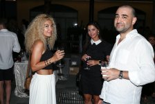 Приключения азербайджанцев и русских на берегу Каспия (ВИДЕО, ФОТО)