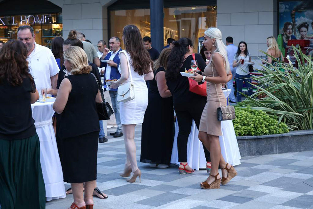 Приключения азербайджанцев и русских на берегу Каспия (ВИДЕО, ФОТО)