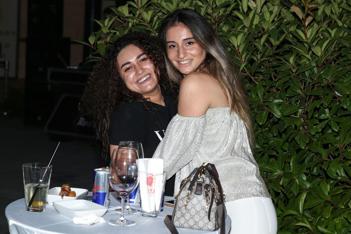 Приключения азербайджанцев и русских на берегу Каспия (ВИДЕО, ФОТО)