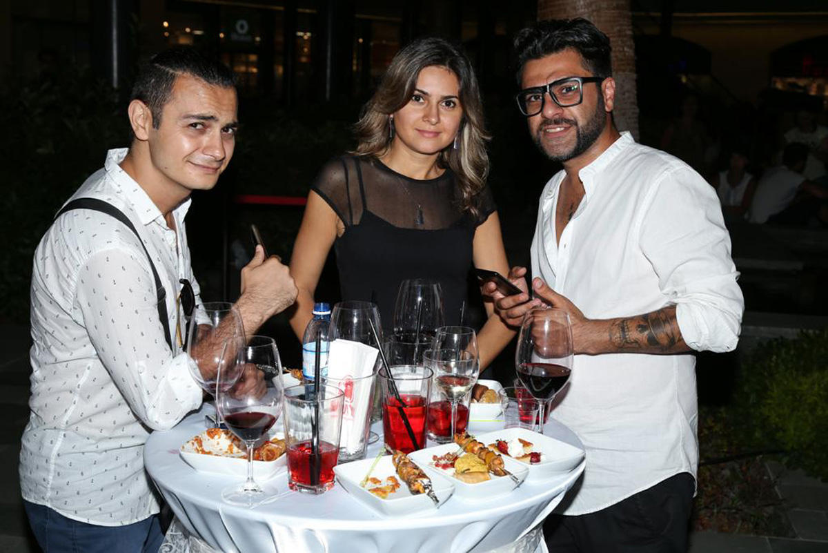 Приключения азербайджанцев и русских на берегу Каспия (ВИДЕО, ФОТО)