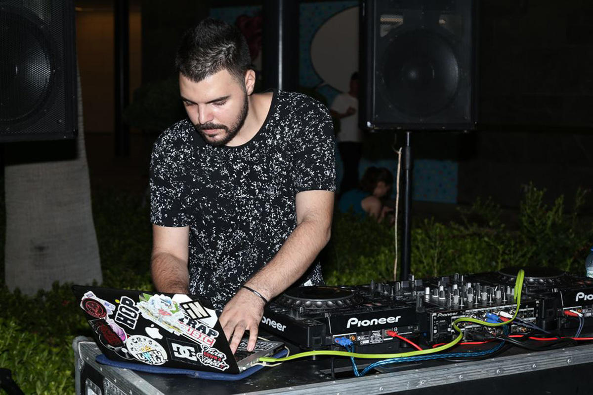 Приключения азербайджанцев и русских на берегу Каспия (ВИДЕО, ФОТО)