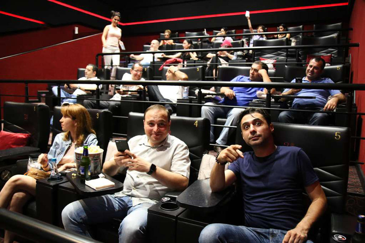 Приключения азербайджанцев и русских на берегу Каспия (ВИДЕО, ФОТО)