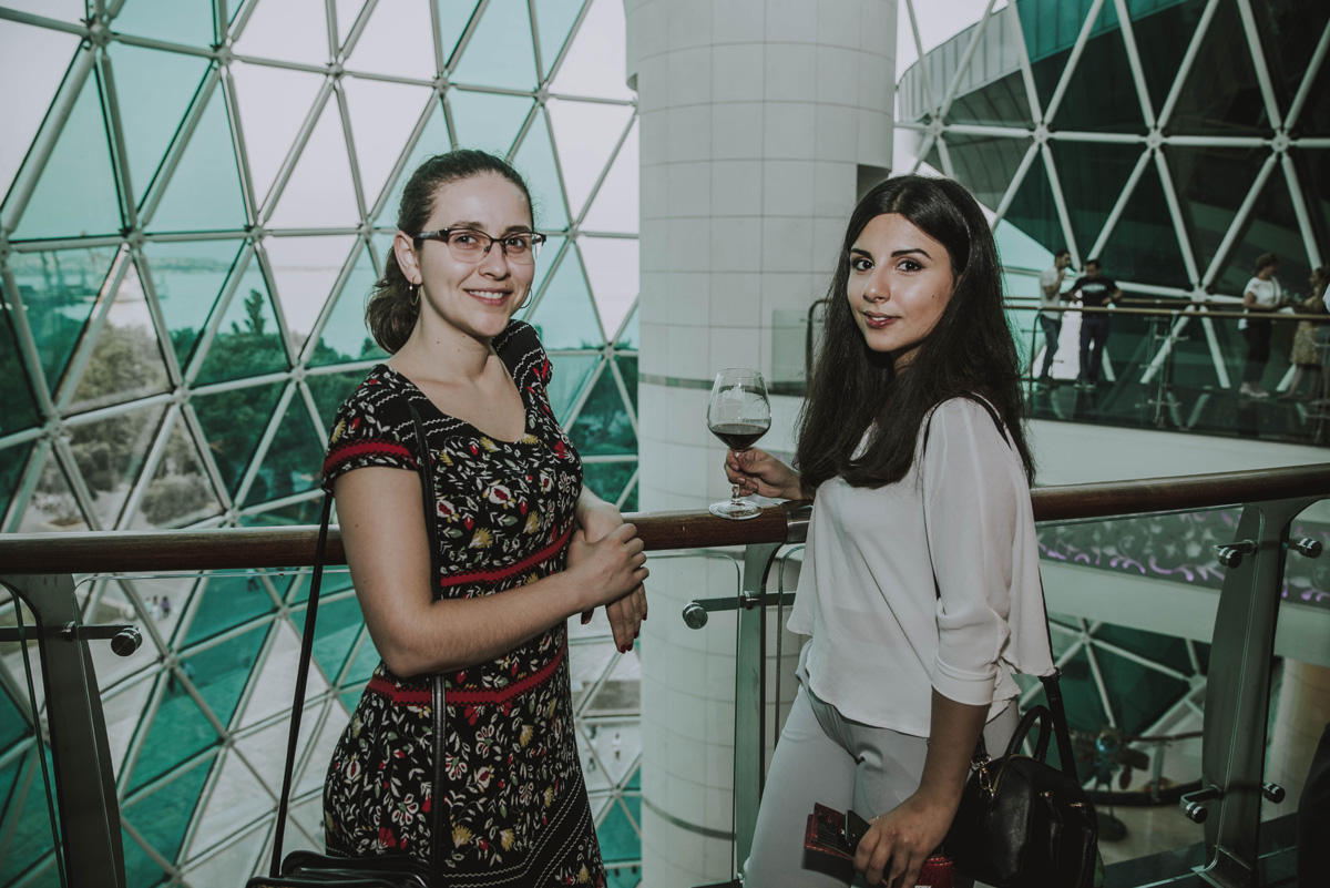 Выпускники Гарварда показали в Баку как заработать миллиард (ФОТО)