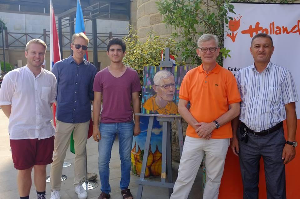 Посол Нидерландов в Азербайджане восхищен своим портретом: Страна тюльпанов и ветряных мельниц (ФОТО)