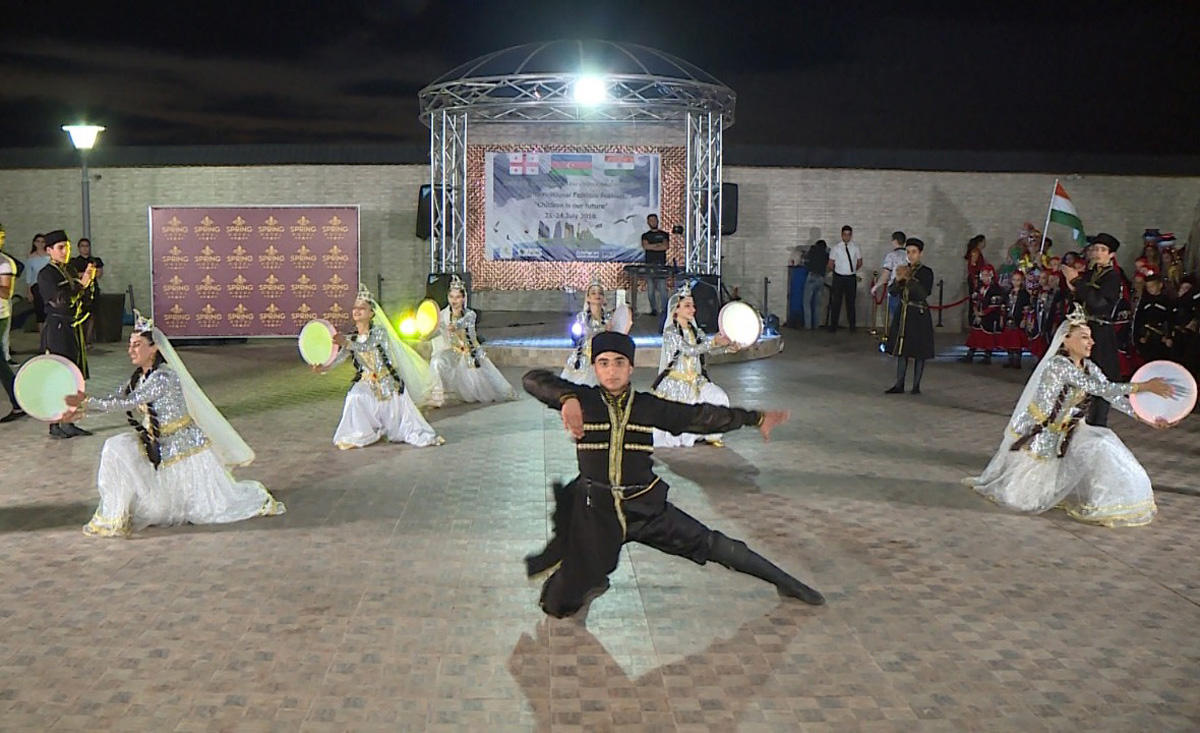 В Баку открылся Международный фестиваль фольклорного танца (ФОТО)