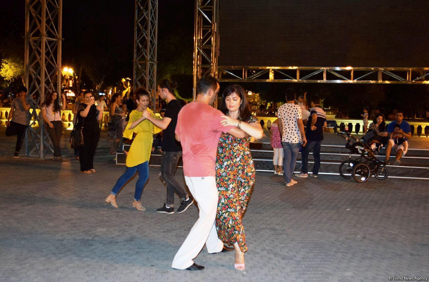 Романтическое аргентинское танго в вечернем Баку (ФОТО)