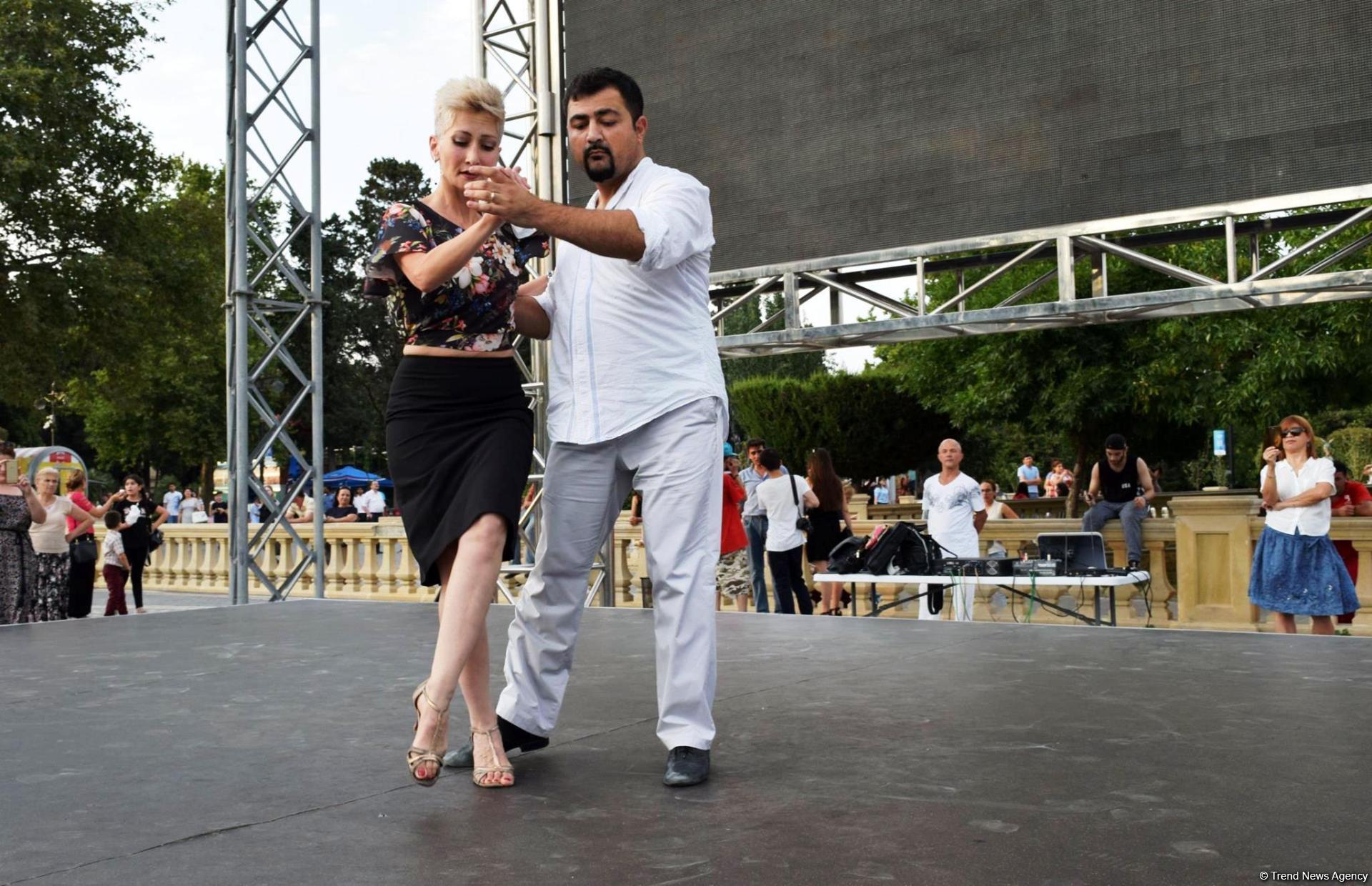 Романтическое аргентинское танго в вечернем Баку (ФОТО)