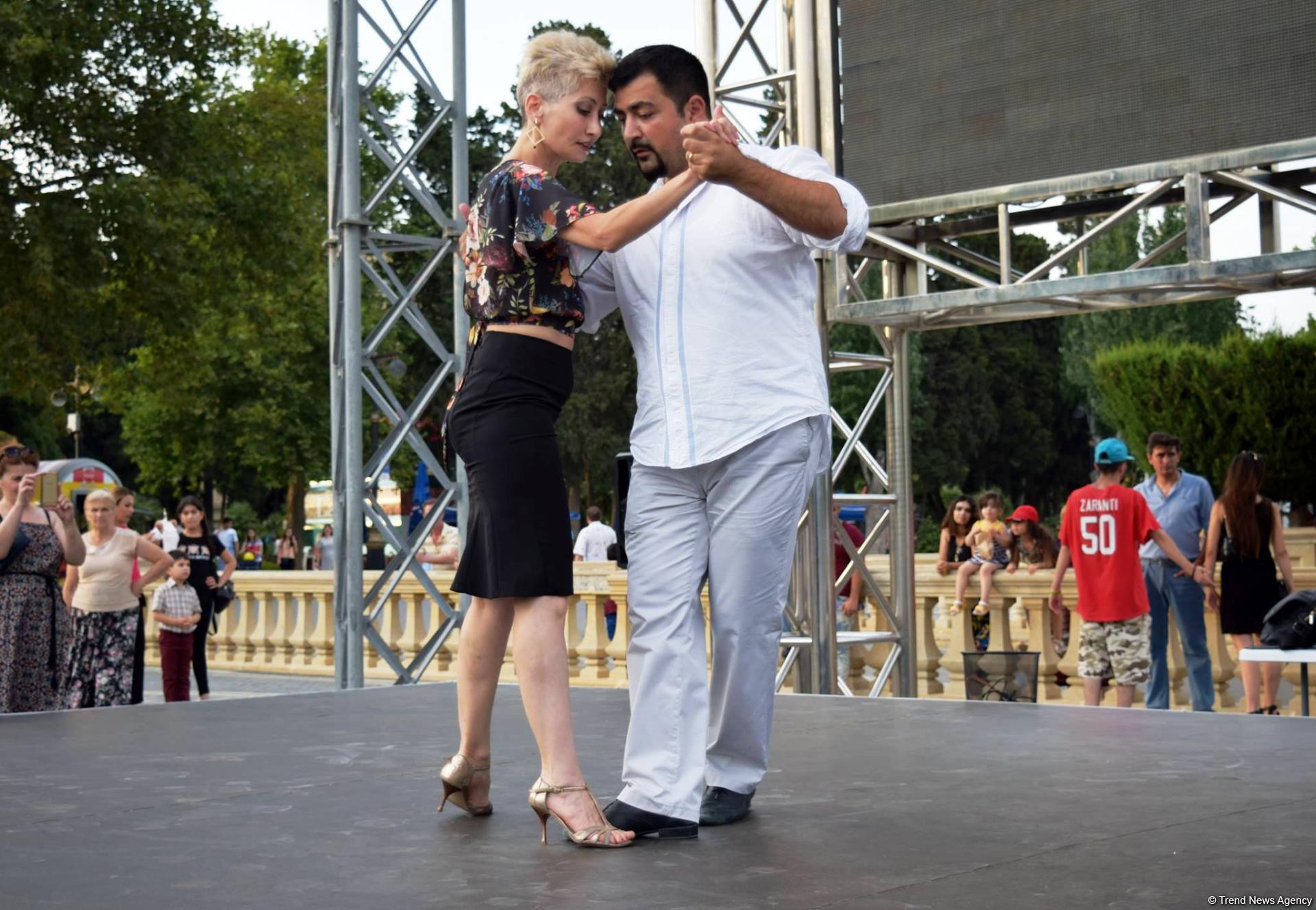 Романтическое аргентинское танго в вечернем Баку (ФОТО)