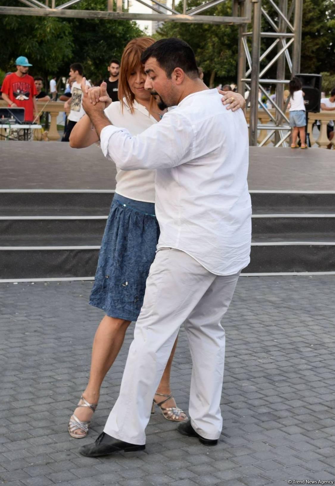 Романтическое аргентинское танго в вечернем Баку (ФОТО)