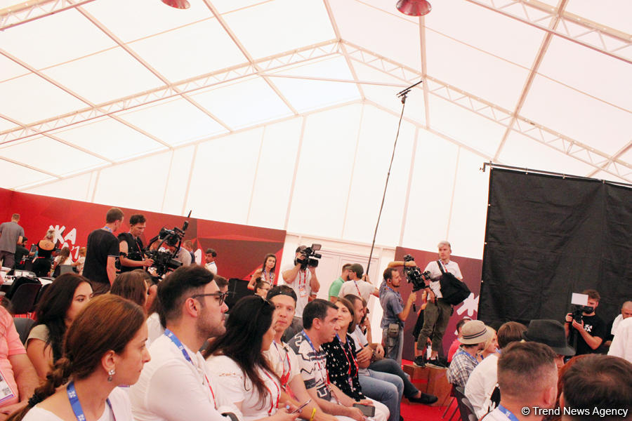 Азербайджанские и российские журналисты приняли участие в съемках комедии "Жара в БАКУ" (ФОТО)