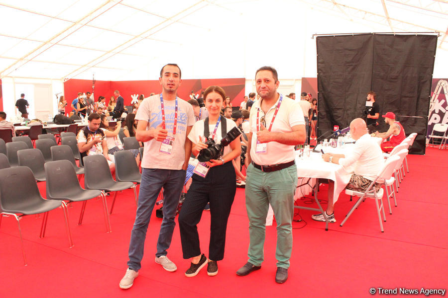 Азербайджанские и российские журналисты приняли участие в съемках комедии "Жара в БАКУ" (ФОТО)