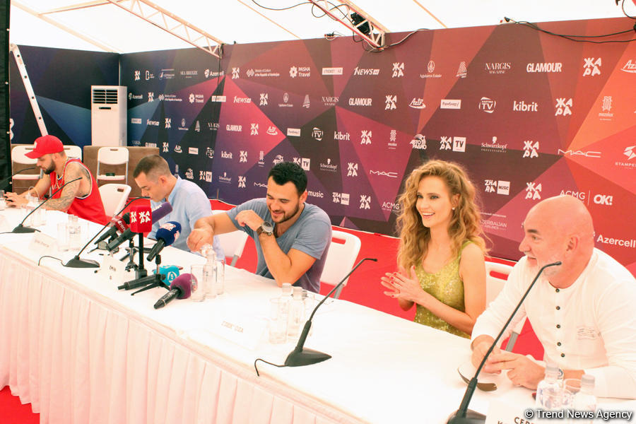 Азербайджанские и российские журналисты приняли участие в съемках комедии "Жара в БАКУ" (ФОТО)