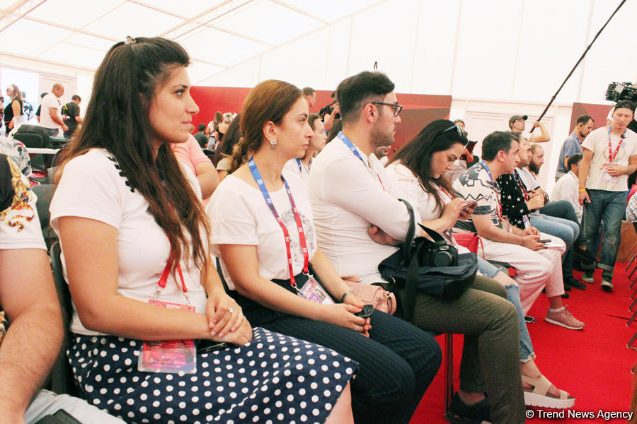 Азербайджанские и российские журналисты приняли участие в съемках комедии "Жара в БАКУ" (ФОТО)