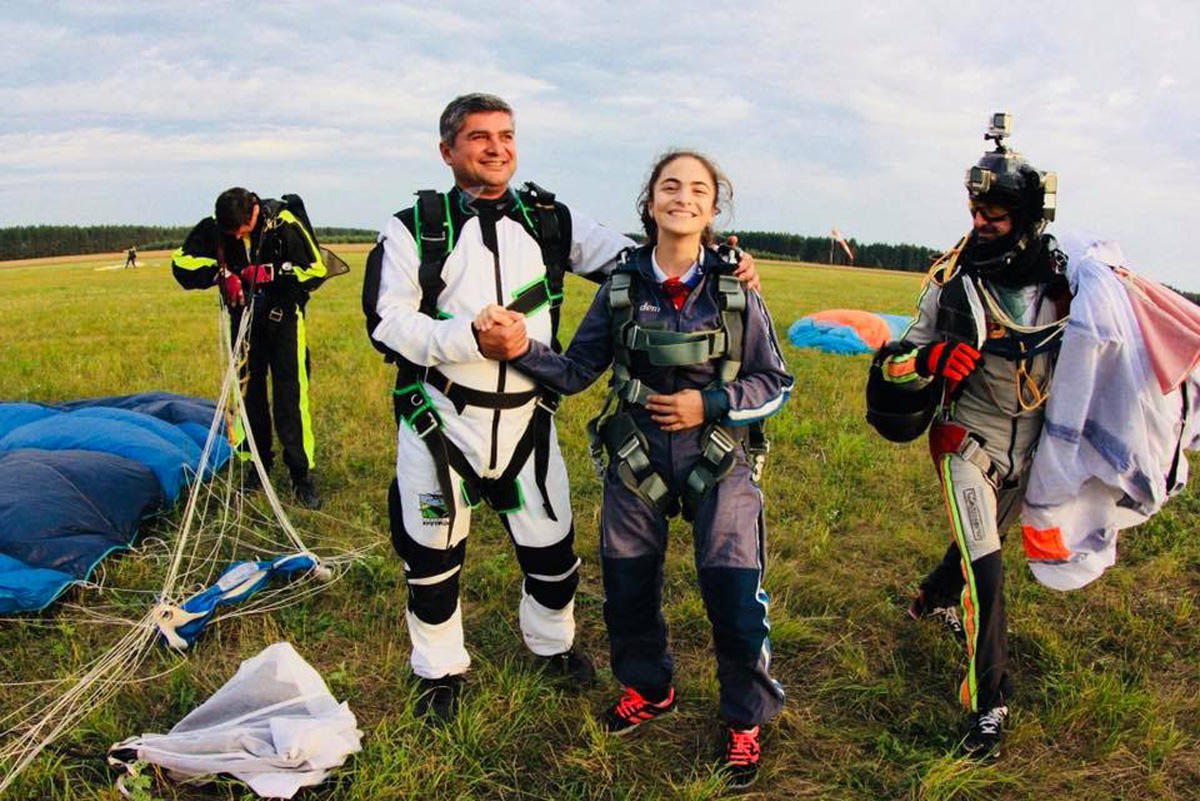 Впервые 13-летняя азербайджанка совершила прыжок  с парашютом с высоты 4400 метров! (ВИДЕО, ФОТО)