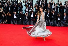 Звезды на красной дорожке Венецианского кинофестиваля (ФОТО)