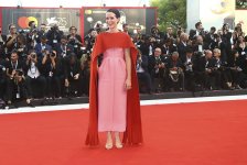 Звезды на красной дорожке Венецианского кинофестиваля (ФОТО)