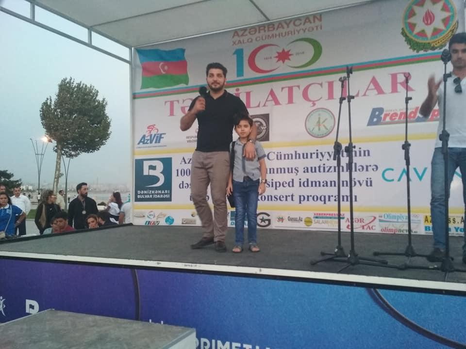 В Баку прошел велопробег среди аутистов и с участием звезд (ФОТО)