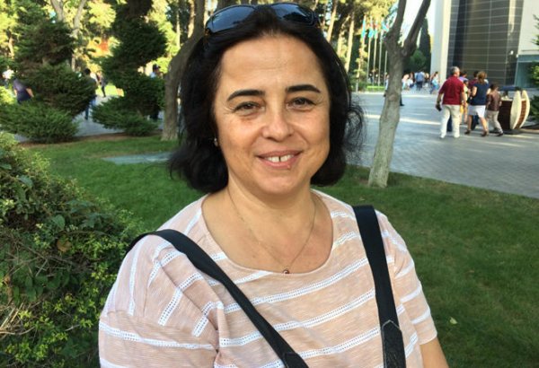 Турецкая гостья в восторге от парада в Баку