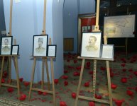 В Баку представлена уникальная историческая экспозиция, усыпанная алыми маками (ФОТО)