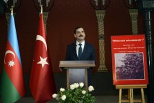 В Баку представлена уникальная историческая экспозиция, усыпанная алыми маками (ФОТО)