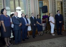 В Баку представлена уникальная историческая экспозиция, усыпанная алыми маками (ФОТО)