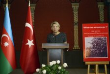 В Баку представлена уникальная историческая экспозиция, усыпанная алыми маками (ФОТО)