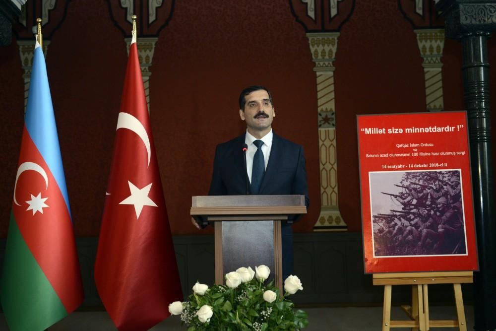 В Баку представлена уникальная историческая экспозиция, усыпанная алыми маками (ФОТО)