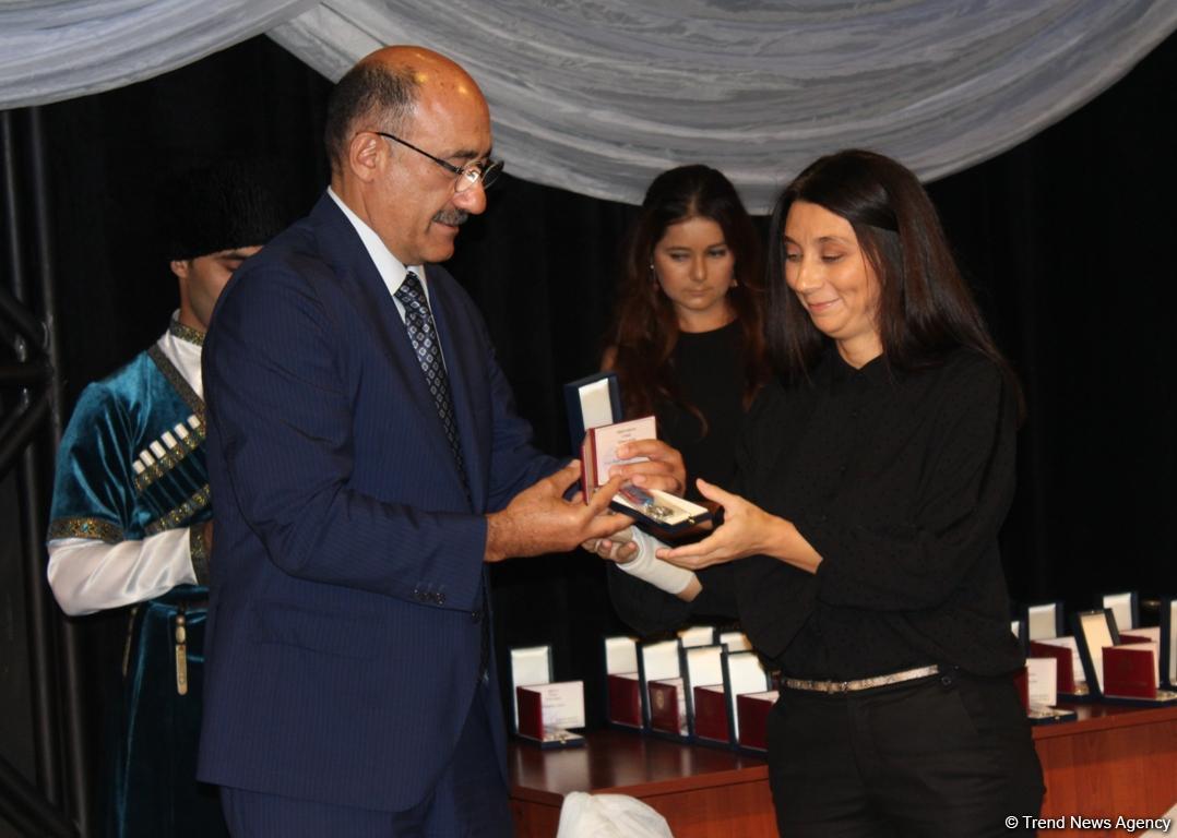 В Баку состоялось награждение театральных деятелей (ФОТО)