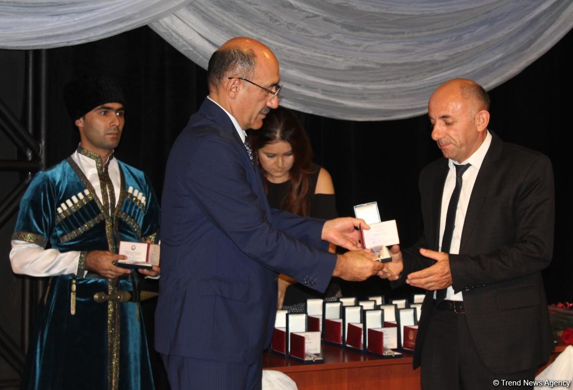 В Баку состоялось награждение театральных деятелей (ФОТО)