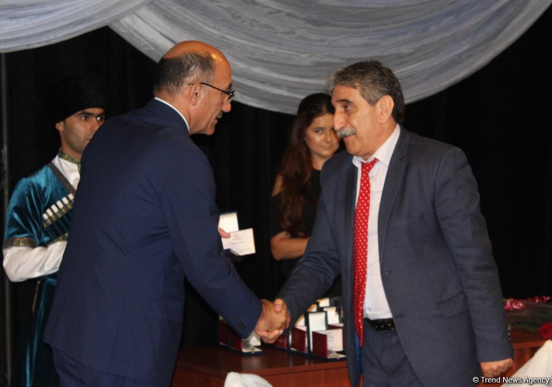 В Баку состоялось награждение театральных деятелей (ФОТО)