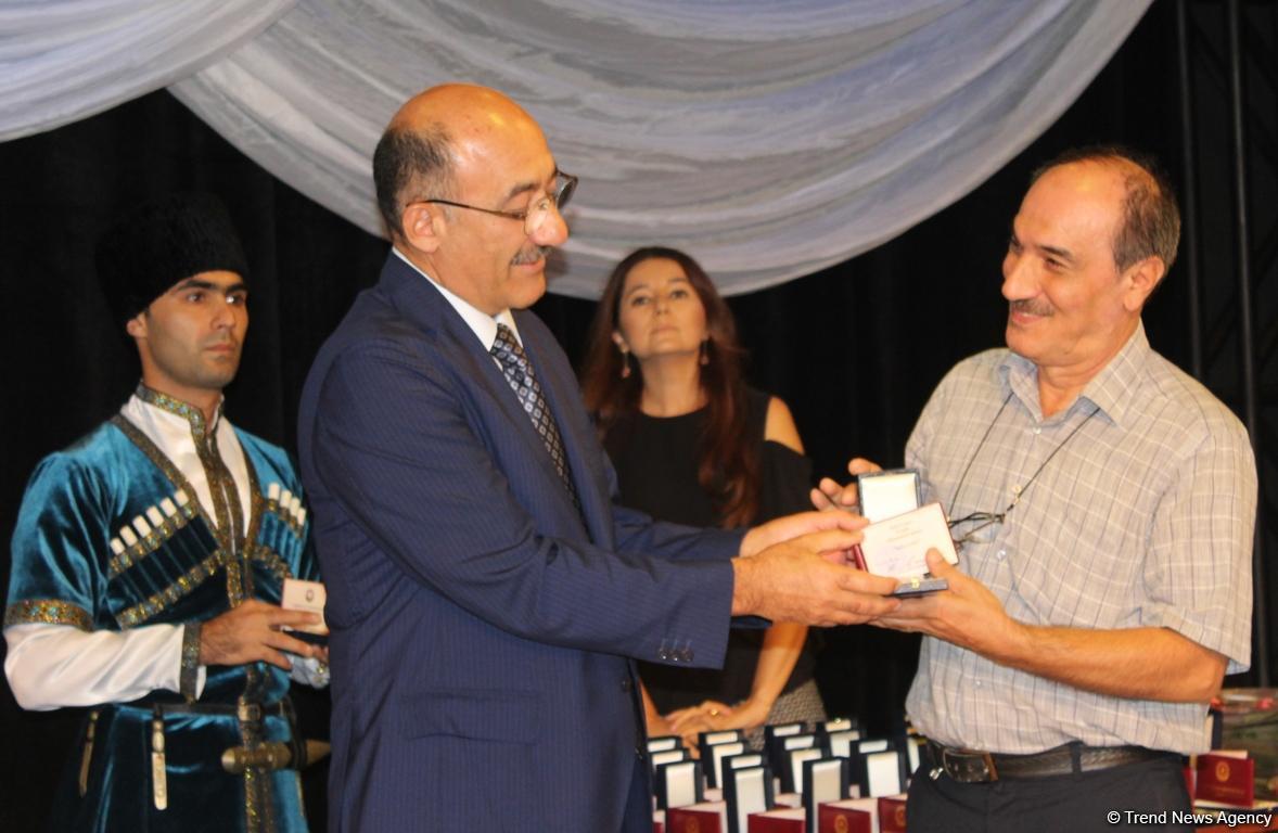В Баку состоялось награждение театральных деятелей (ФОТО)