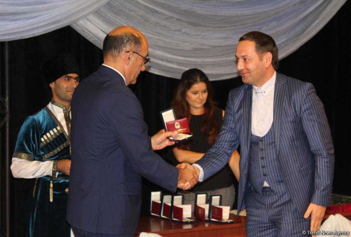 В Баку состоялось награждение театральных деятелей (ФОТО)