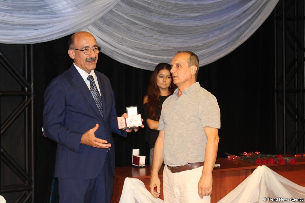 В Баку состоялось награждение театральных деятелей (ФОТО)