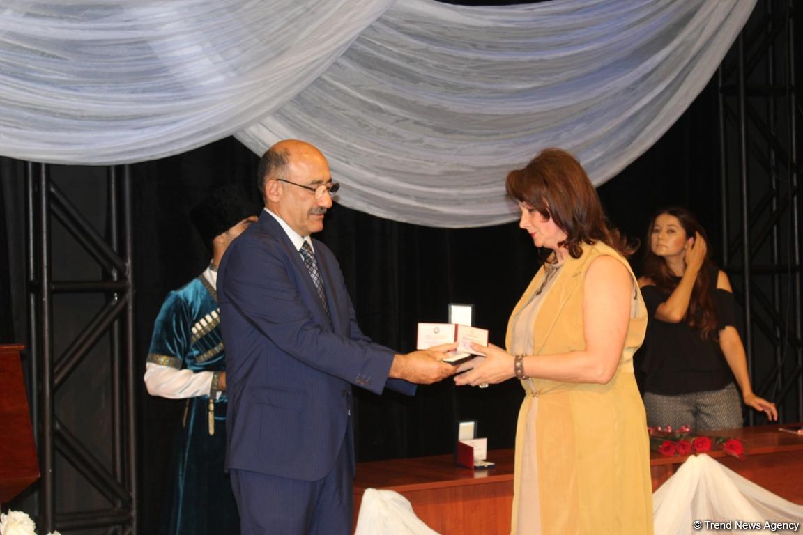 В Баку состоялось награждение театральных деятелей (ФОТО)