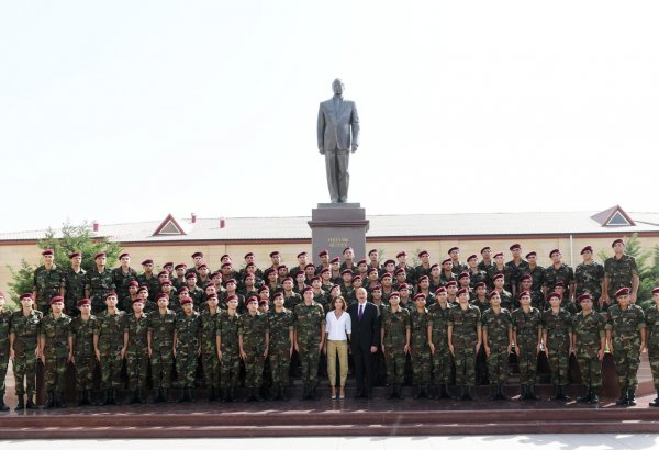 Президент Ильхам Алиев и Первая леди Мехрибан Алиева приняли участие в церемонии принятия присяги молодыми солдатами Службы государственной безопасности Азербайджана (ФОТО)