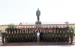 Президент Ильхам Алиев и Первая леди Мехрибан Алиева приняли участие в церемонии принятия присяги молодыми солдатами Службы государственной безопасности Азербайджана (ФОТО)