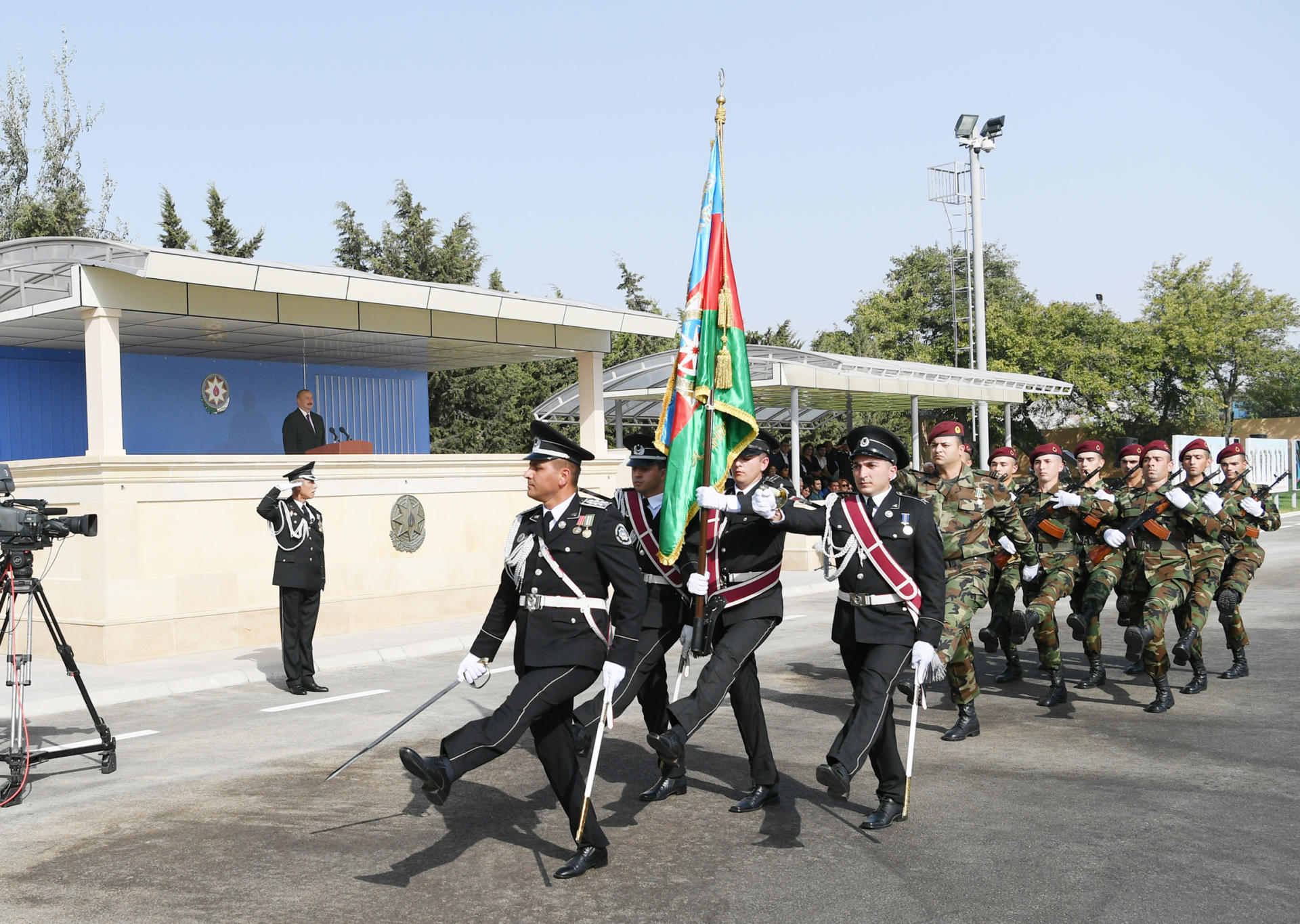 Президент Ильхам Алиев и Первая леди Мехрибан Алиева приняли участие в церемонии принятия присяги молодыми солдатами Службы государственной безопасности Азербайджана (ФОТО)