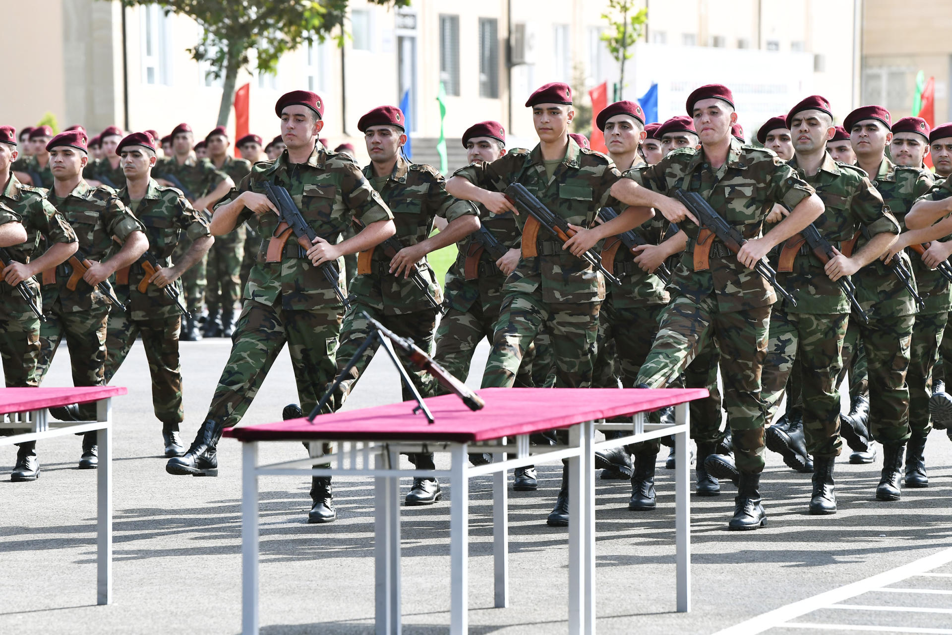 Президент Ильхам Алиев и Первая леди Мехрибан Алиева приняли участие в церемонии принятия присяги молодыми солдатами Службы государственной безопасности Азербайджана (ФОТО)