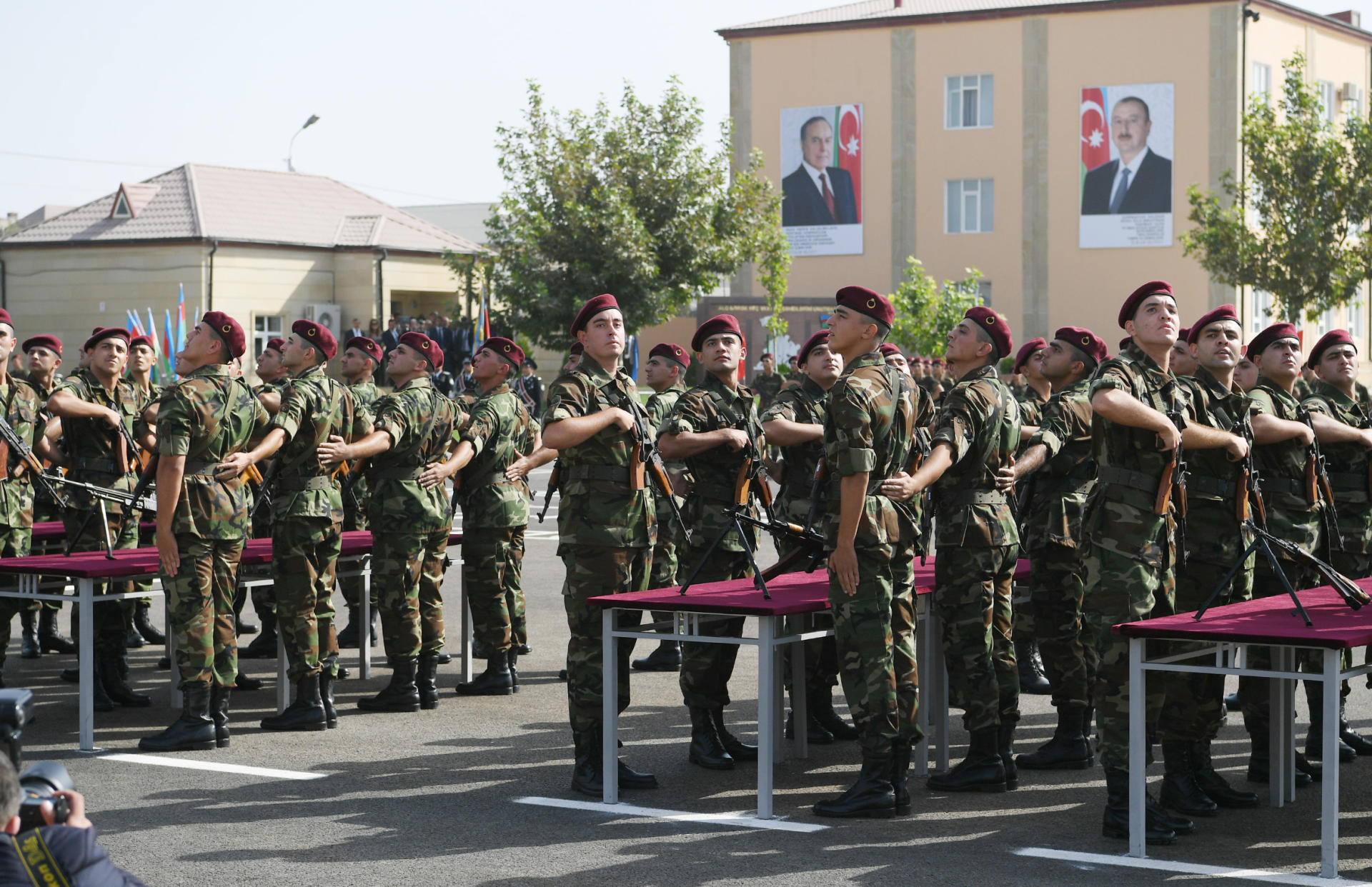 Президент Ильхам Алиев и Первая леди Мехрибан Алиева приняли участие в церемонии принятия присяги молодыми солдатами Службы государственной безопасности Азербайджана (ФОТО)