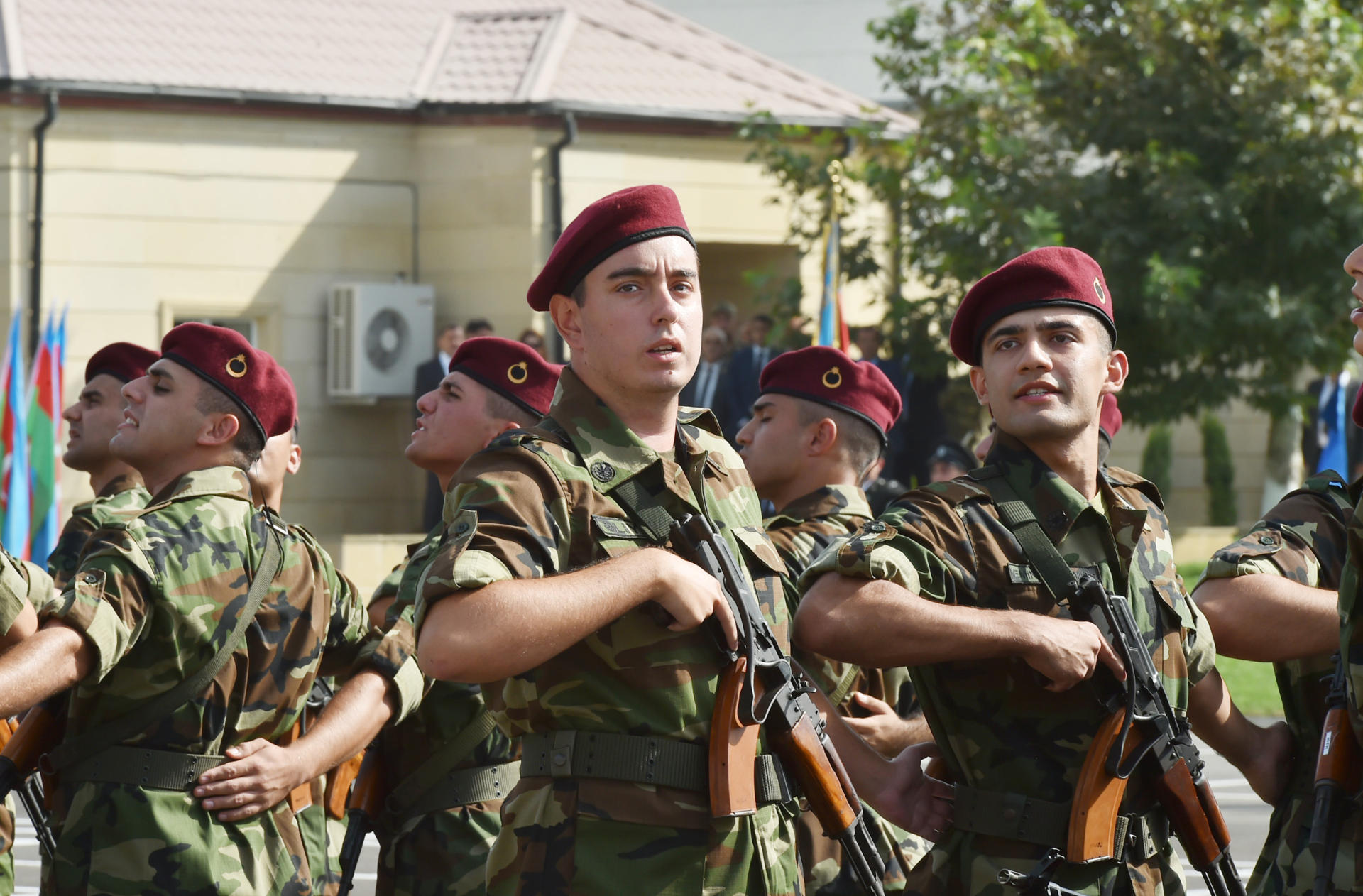 Президент Ильхам Алиев и Первая леди Мехрибан Алиева приняли участие в церемонии принятия присяги молодыми солдатами Службы государственной безопасности Азербайджана (ФОТО)