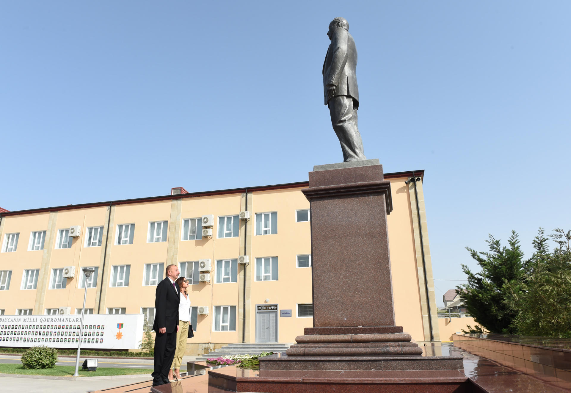 Президент Ильхам Алиев и Первая леди Мехрибан Алиева приняли участие в церемонии принятия присяги молодыми солдатами Службы государственной безопасности Азербайджана (ФОТО)