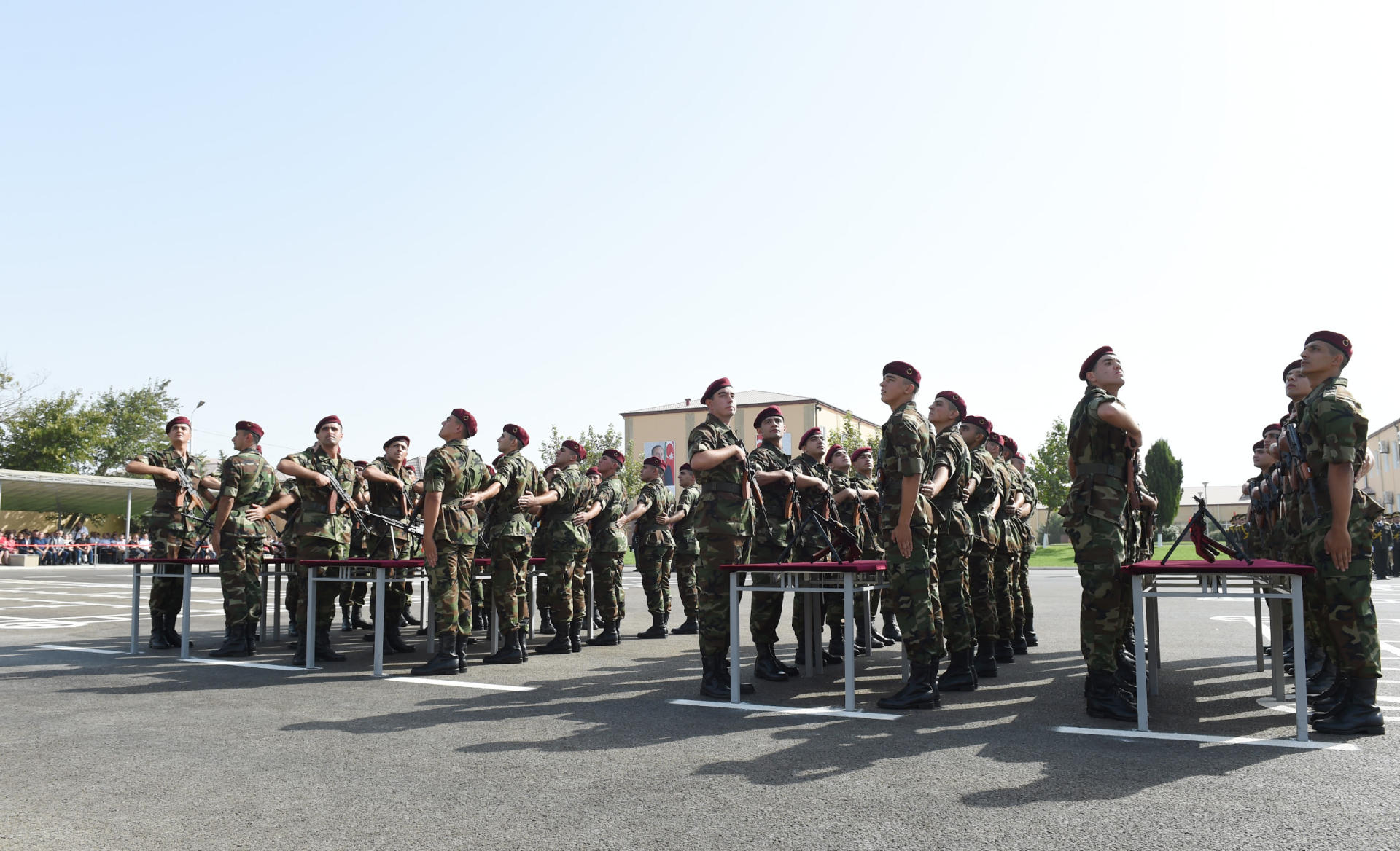 Президент Ильхам Алиев и Первая леди Мехрибан Алиева приняли участие в церемонии принятия присяги молодыми солдатами Службы государственной безопасности Азербайджана (ФОТО)