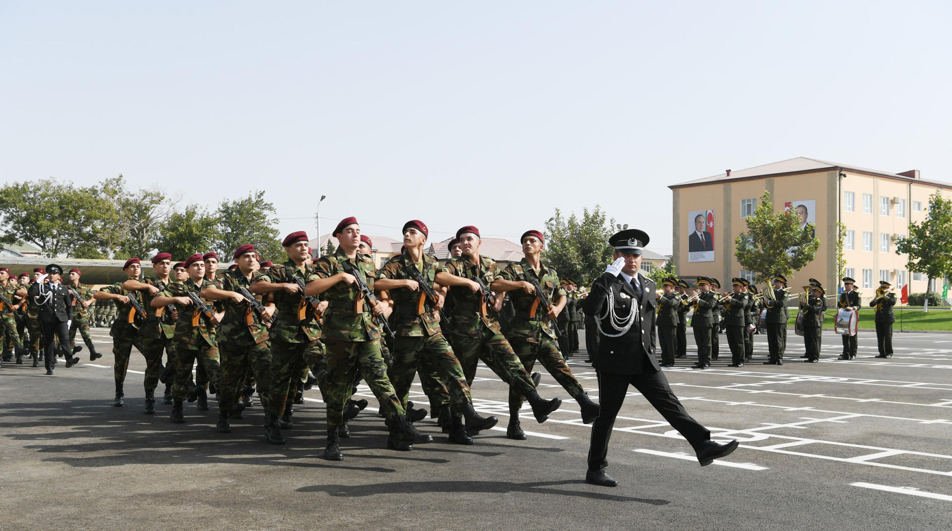 Президент Ильхам Алиев и Первая леди Мехрибан Алиева приняли участие в церемонии принятия присяги молодыми солдатами Службы государственной безопасности Азербайджана (ФОТО)