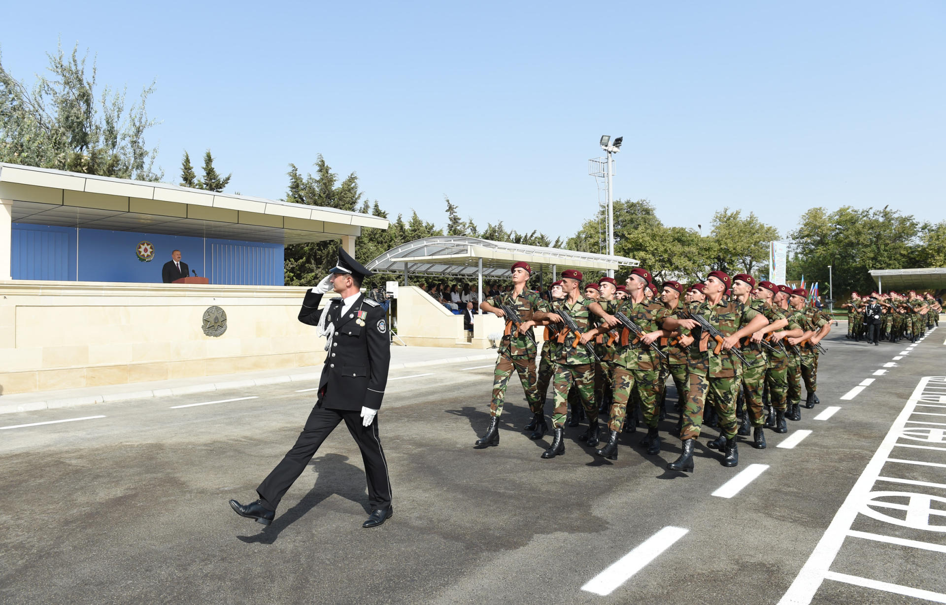 Президент Ильхам Алиев и Первая леди Мехрибан Алиева приняли участие в церемонии принятия присяги молодыми солдатами Службы государственной безопасности Азербайджана (ФОТО)