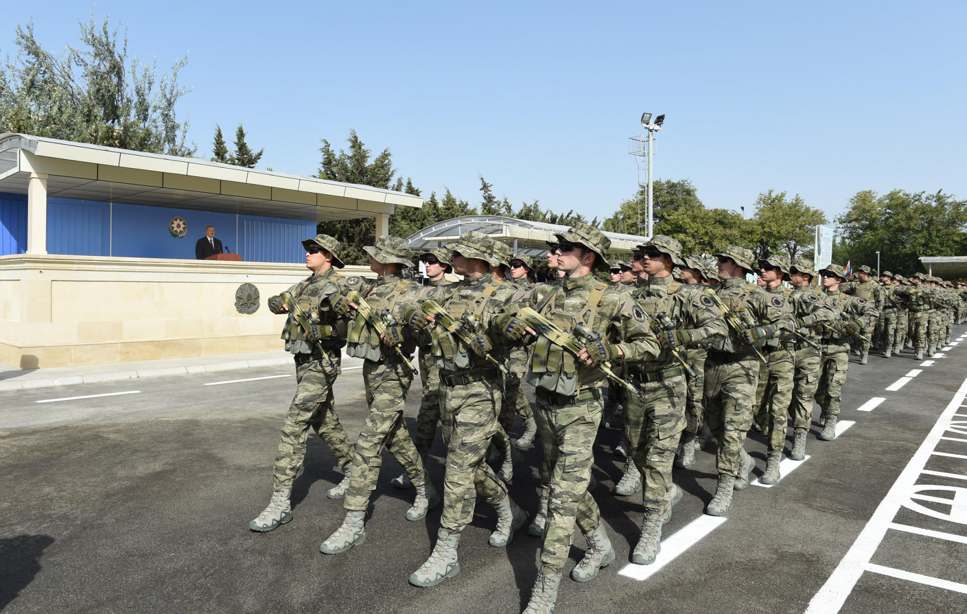 Президент Ильхам Алиев и Первая леди Мехрибан Алиева приняли участие в церемонии принятия присяги молодыми солдатами Службы государственной безопасности Азербайджана (ФОТО)