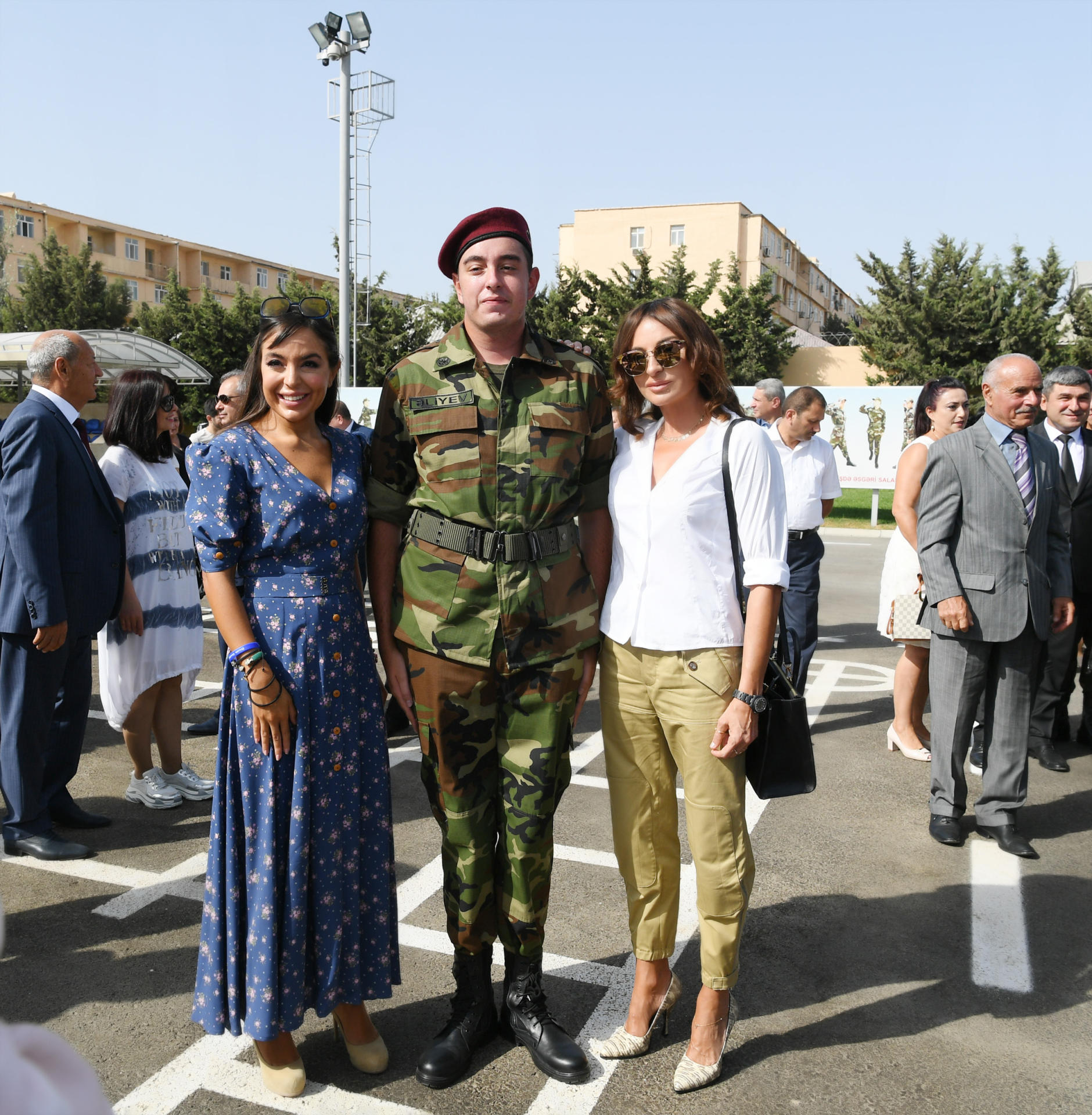 Президент Ильхам Алиев и Первая леди Мехрибан Алиева приняли участие в церемонии принятия присяги молодыми солдатами Службы государственной безопасности Азербайджана (ФОТО)